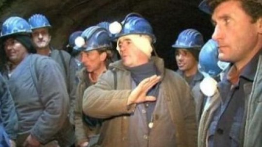 Proteste pro şi contra Roşia Montană. Încă 11 mineri, blocaţi în subteran