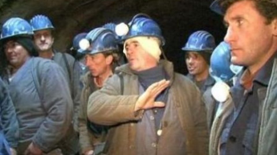 Proteste pro şi contra Roşia Montană. Încă 11 mineri, blocaţi în subteran