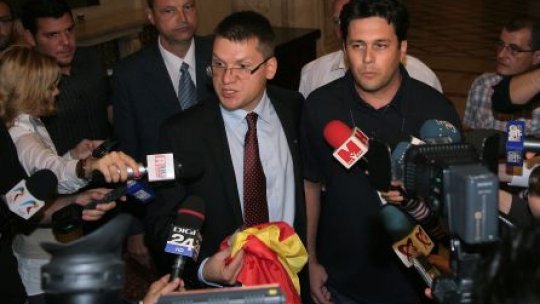 Incident în Parlament. Premierul, întrerupt de Mihail Neamţu