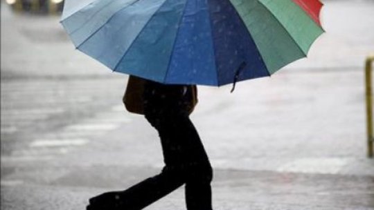 Capitala şi alte judeţe sub cod portocaliu şi galben de ploi