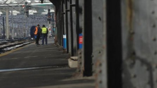 Zăpada şi viscolul afectează circulaţia feroviară. Peste o sută de trenuri anulate