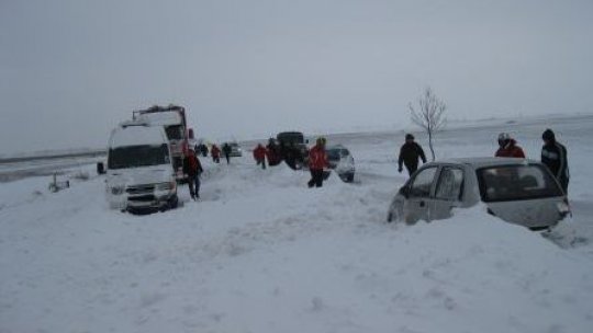 Victimele viscolului: Patru morţi, 800 de persoane evacuate din maşini, autostrăzile închise
