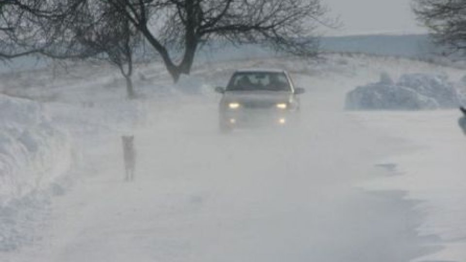 Transporturile auto, feroviare şi aeriene, afectate de condiţiile meteo