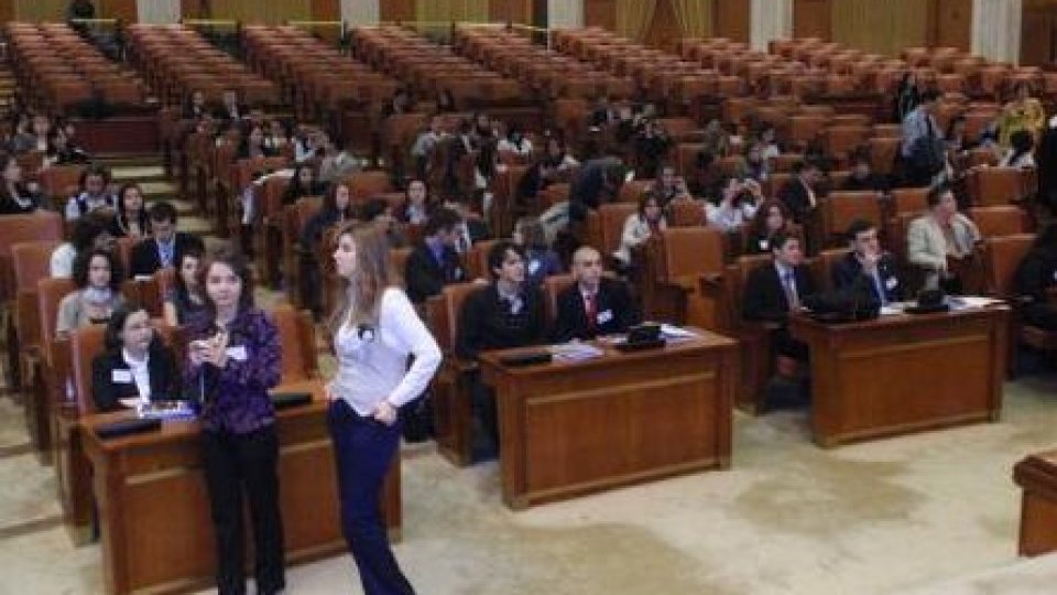 "Parlamentul tinerilor" lucrează în comisii