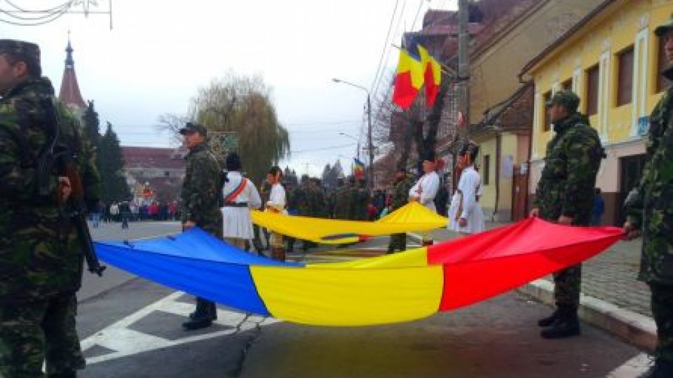 România îmbracă straie de sărbătoare de Ziua Naţională