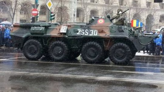 Paradă militară fastuoasă de Ziua Naţională a României