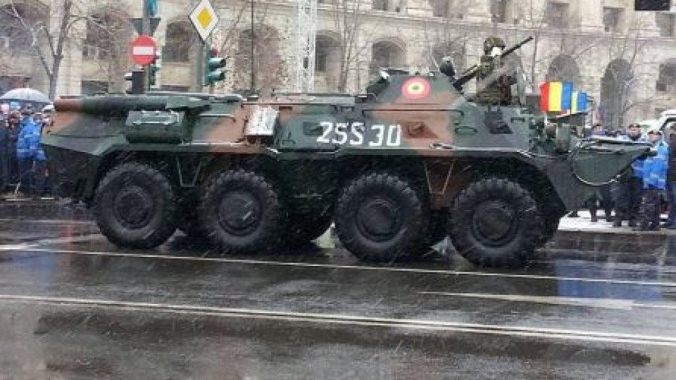 Paradă militară fastuoasă de Ziua Naţională a României