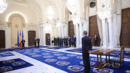 Miniştrii Guvernului Ponta IV au depus jurământul. Preşedintele atacă doi miniştri
