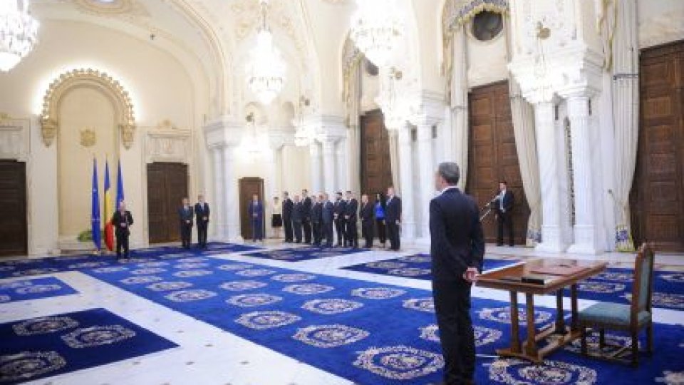 Miniştrii Guvernului Ponta IV au depus jurământul. Preşedintele atacă doi miniştri