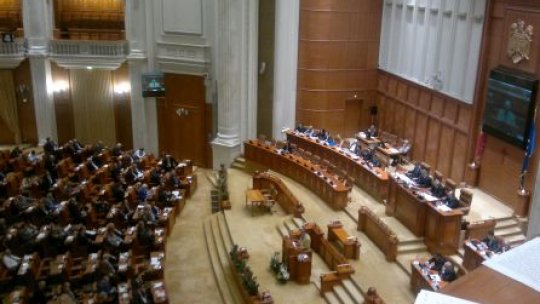 Şedinţa solemnă a Parlamentului, marcată de protestele revoluţionarilor