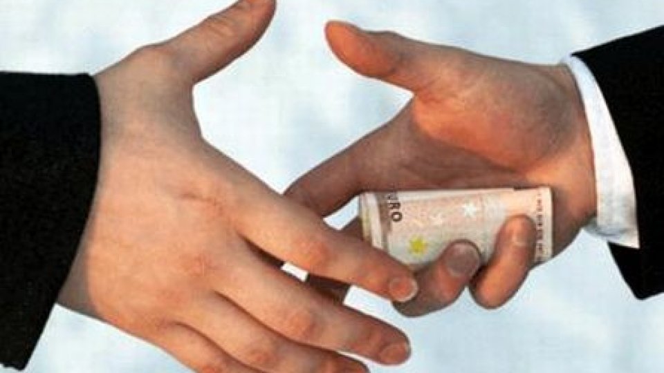 Tot mai mulţi români reclamă fapte de corupţie