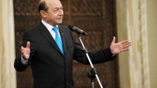 Mai mulţi intelectuali, decoraţi de preşedintele Băsescu