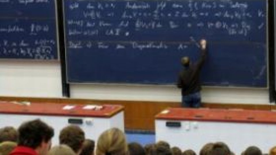 Numărul studenţilor a scăzut în şapte ani la jumătate