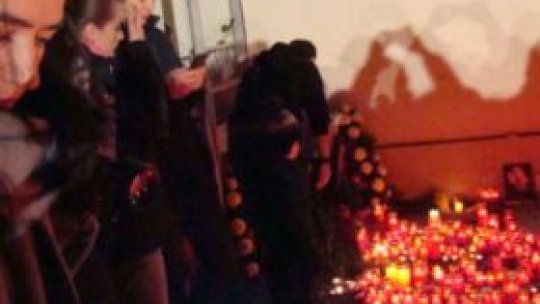 FOTO Sute de oameni au venit cu flori şi lumânări la Clubul Colectiv