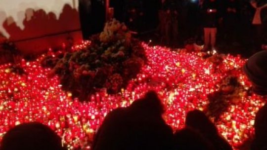 România, a treia zi de doliu. Mii de oameni au aprins lumânări la locul tragediei