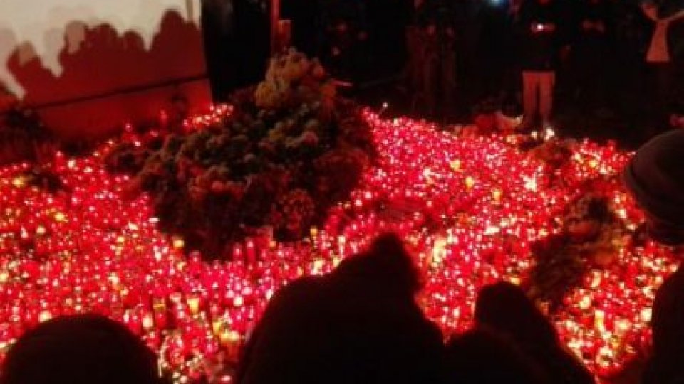 România, a treia zi de doliu. Mii de oameni au aprins lumânări la locul tragediei