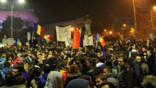 Ziua a patra: mii de oameni protestează în Piața Universității