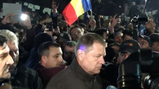 VIDEO Președintele Klaus Iohannis, în Piața Universității. Ce le-a spus protestatarilor
