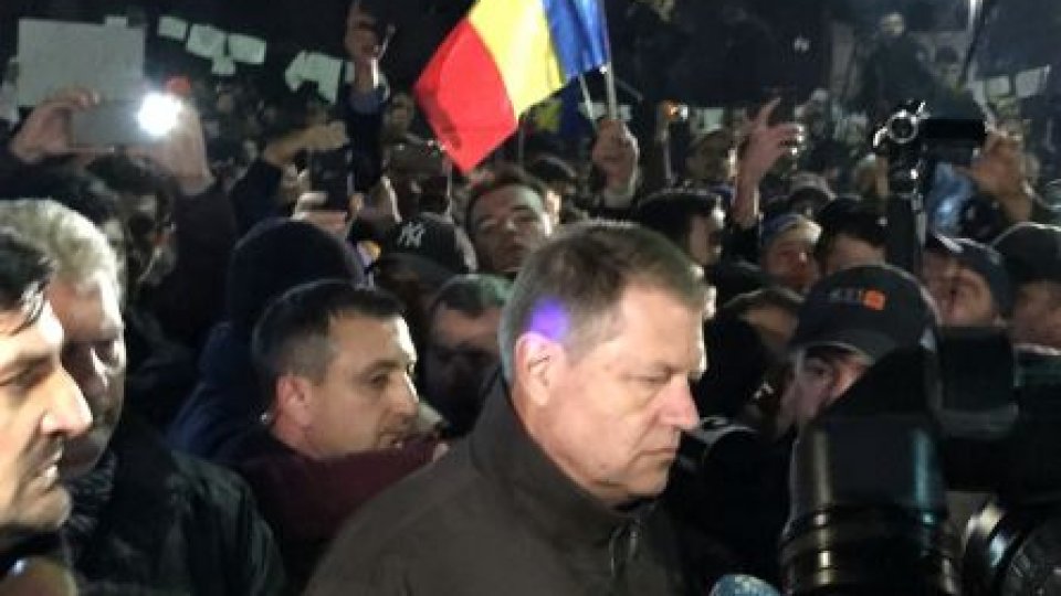 VIDEO Președintele Klaus Iohannis, în Piața Universității. Ce le-a spus protestatarilor