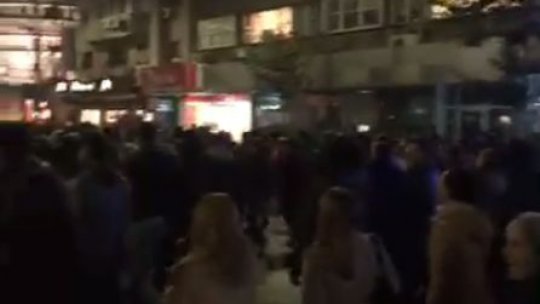 Conflict minor jandarmi-protestatari în Piaţa Univesrităţii