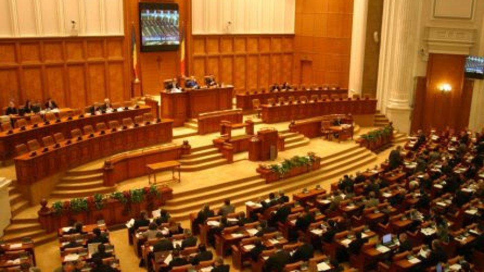 Moțiunea "PSD guvernează la negru", dezbătută în Parlament