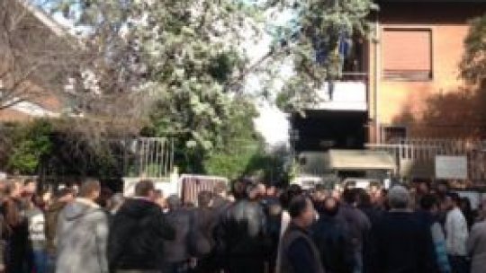 Românii din Italia protestează împotriva politicienilor cu probleme penale