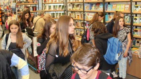 Sute de vizitatori la Târgul Gaudeamus - Radio România Oradea