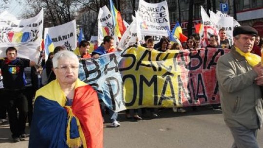 Tinerii basarabeni plecaţi de la manifestarea unionistă din Chişinău au intrat în România