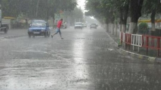 Temperaturi scăzute şi ploi şi azi. De duminică apare soarele