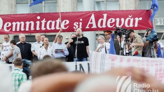Protestatarii de la Chişinău cer demisia preşedintelui, a guvernului şi alegeri anticipate