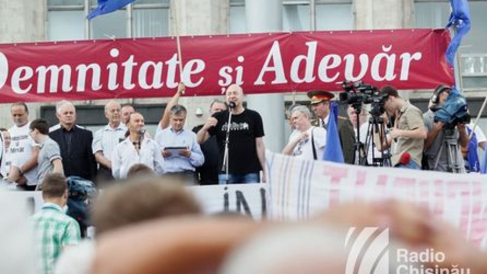 Protestatarii de la Chişinău cer demisia preşedintelui, a guvernului şi alegeri anticipate