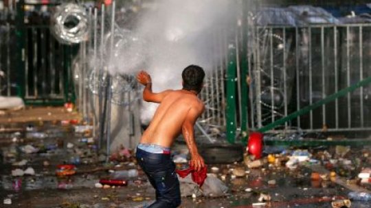 Ungaria a tras cu tunuri cu apă şi gaze lacrimogene în imigranţi