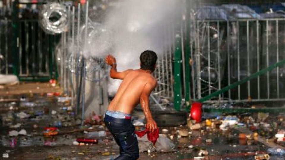 Ungaria a tras cu tunuri cu apă şi gaze lacrimogene în imigranţi