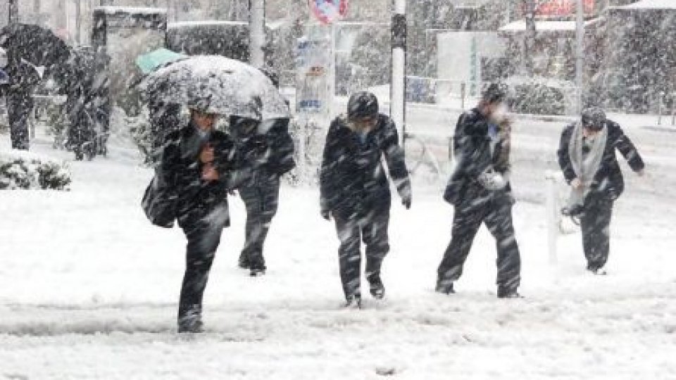 Peste 4.000 de pompieri, pregătiţi să intervină în judeţele aflate sub coduri meteo