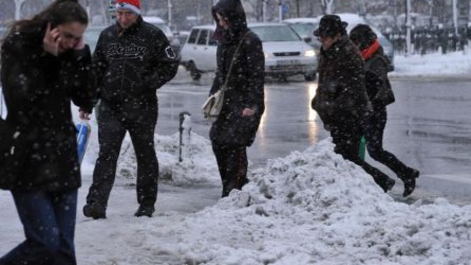 Drumurile naţionale, autostrăzile şi majoritatea şcolilor, redeschise