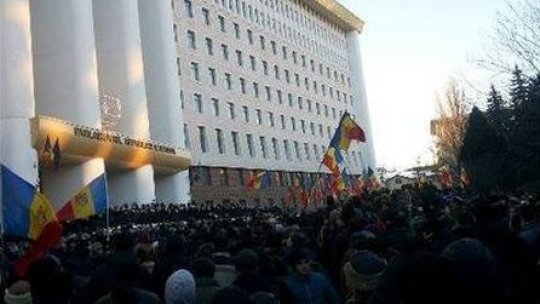 Guvernul R.Moldova a fost învestit. Mii de oameni protestează în fața Parlamentului