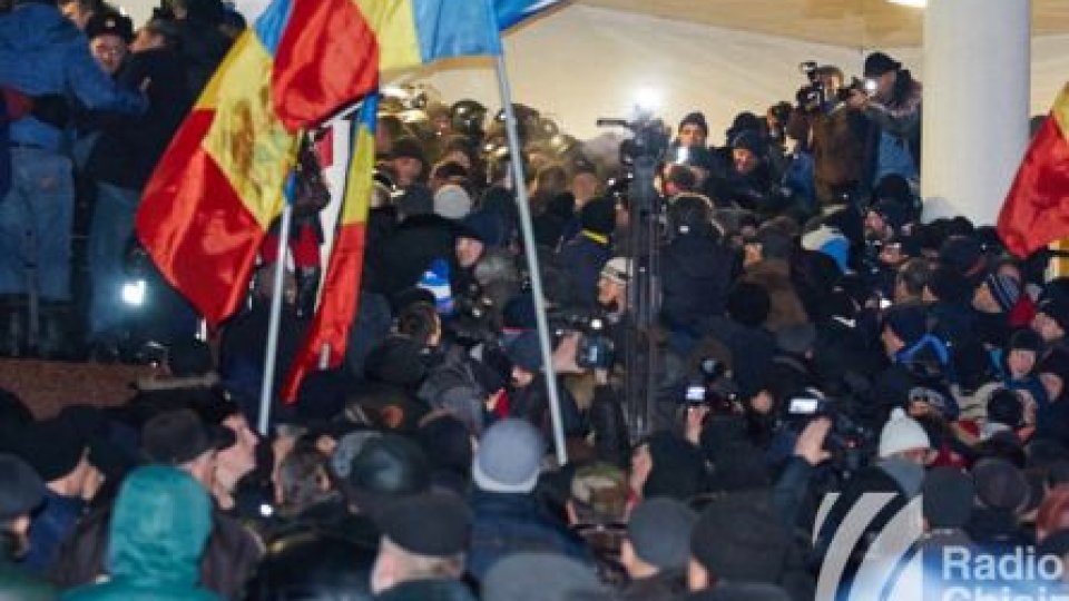 Continuă protestele la Chişinău. Noul premier cere poliţiei să-şi facă datoria în limitele legii