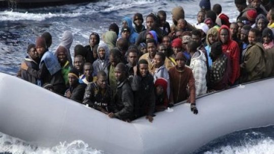 O navă românească a salvat peste o sută de migranţi