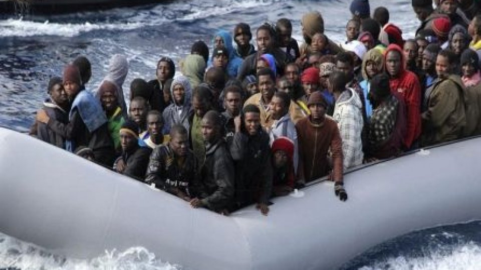 O navă românească a salvat peste o sută de migranţi