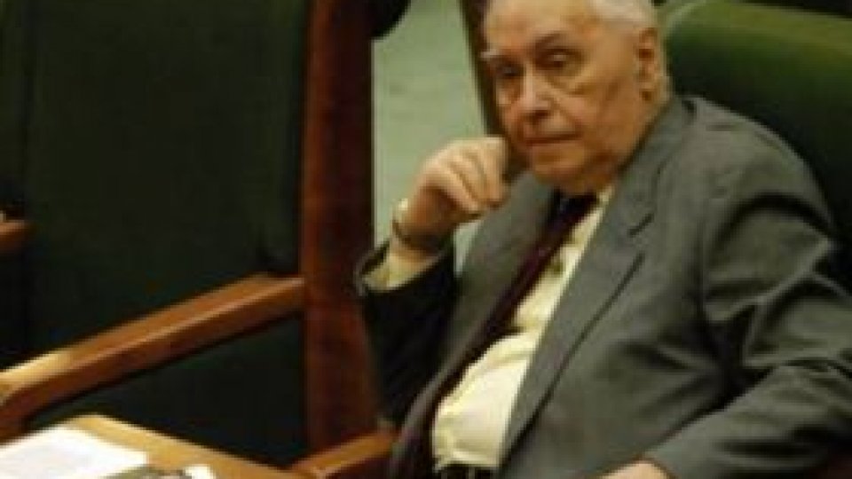 Sicriul cu trupul neînsuflețit al lui Radu Câmpeanu, depus la Senat