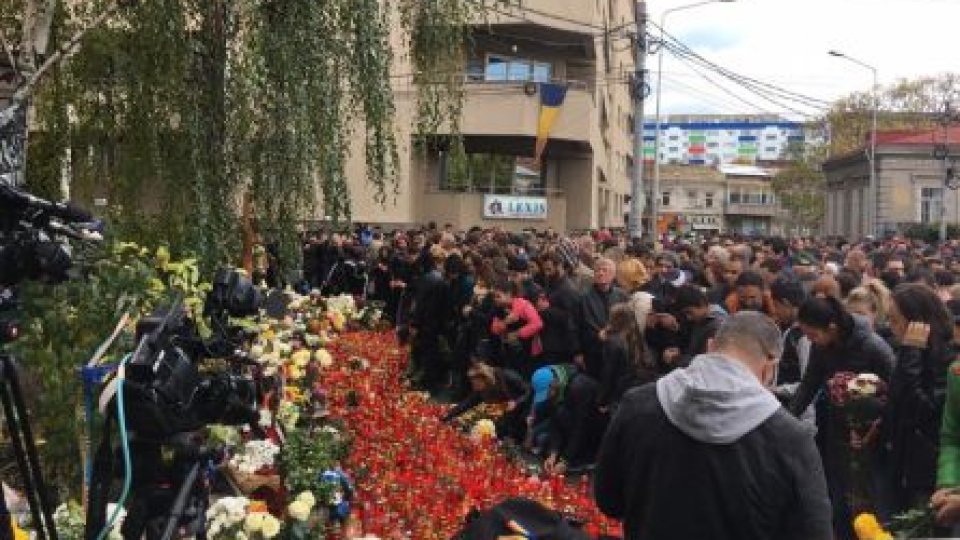 Mii de bucureșteni participă la Marșul Tăcerii