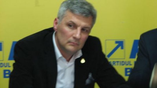 Iniţiatorii Legii dării în plată cer reducerea taxelor notariale