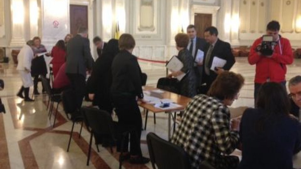 Încep formalităţile pentru preluarea mandatelor de către noii parlamentari