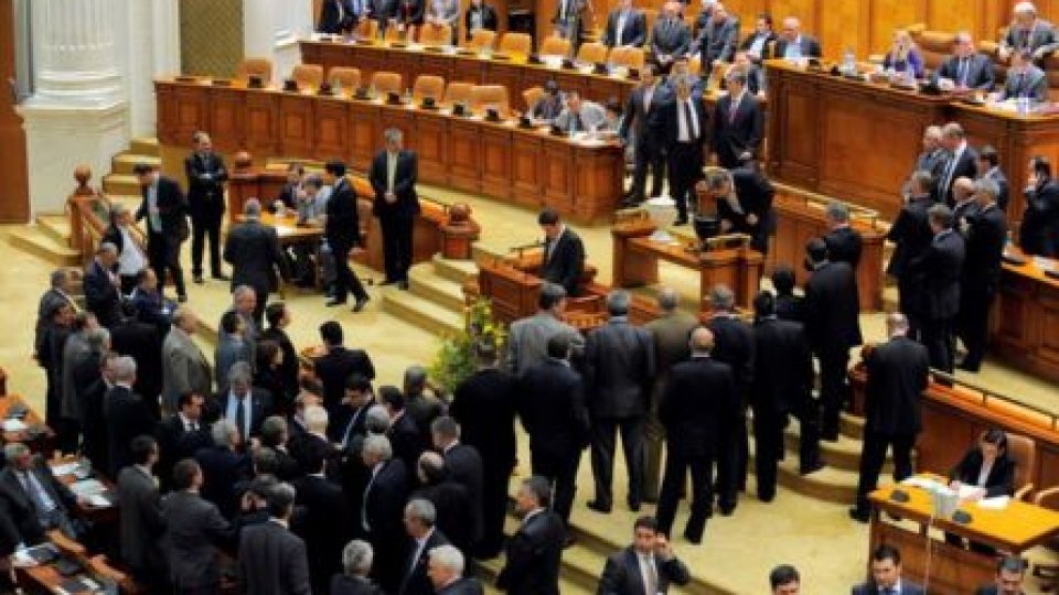 Senatorii şi deputaţii vor depune miercuri jurământul