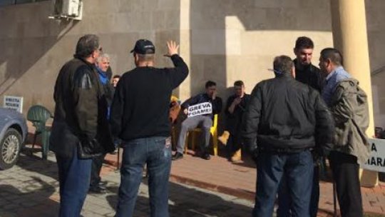 Oamenii ies în stradă ca să-și apere locurile de muncă