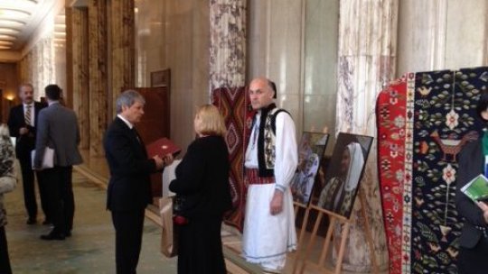 Expoziţie de costume populare şi icoane pe sticlă, la sediul Guvernului