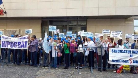 Medicii protestează în faţa Ministerului Sănătăţii