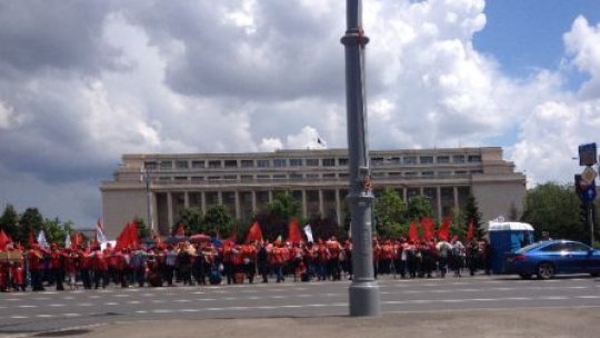 Angajații Poștei Române protestează în stradă