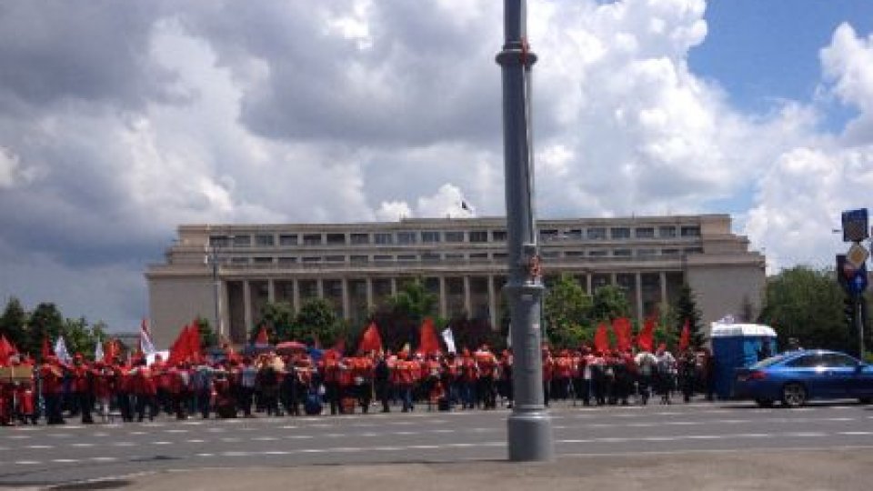 Angajații Poștei Române protestează în stradă