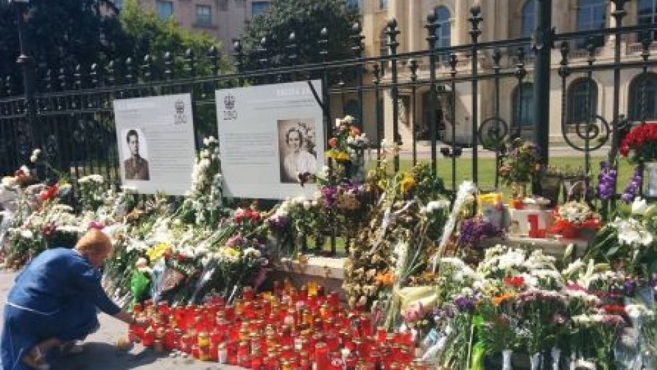Sute de români îi aduc un ultim omagiu Reginei Ana 